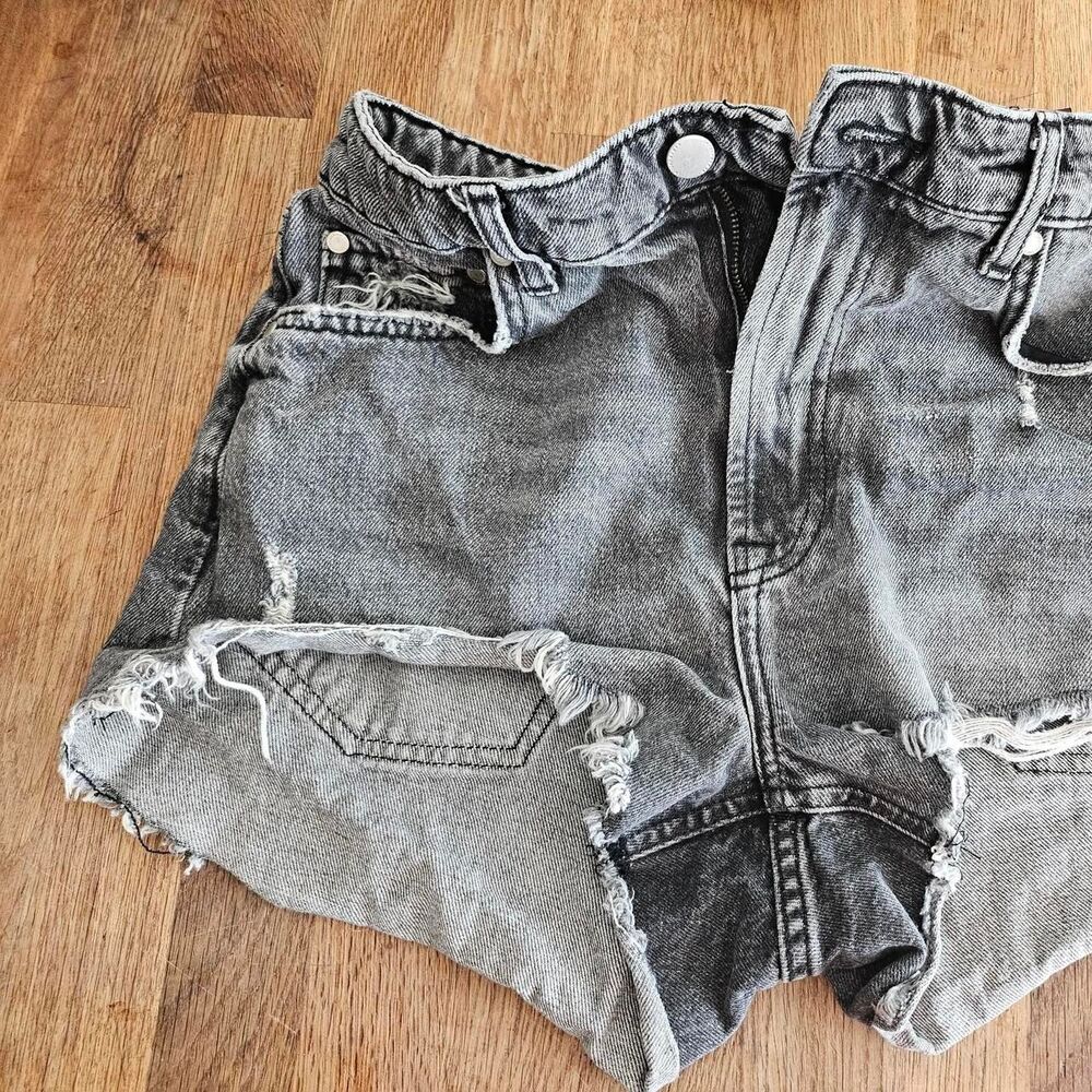 Zara Women's Grey and Black Shorts
